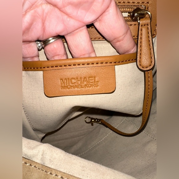 Michael Kors Suede Leather Vivian Hobo Bag - Elegant Woven Design - Picture 13 of 16